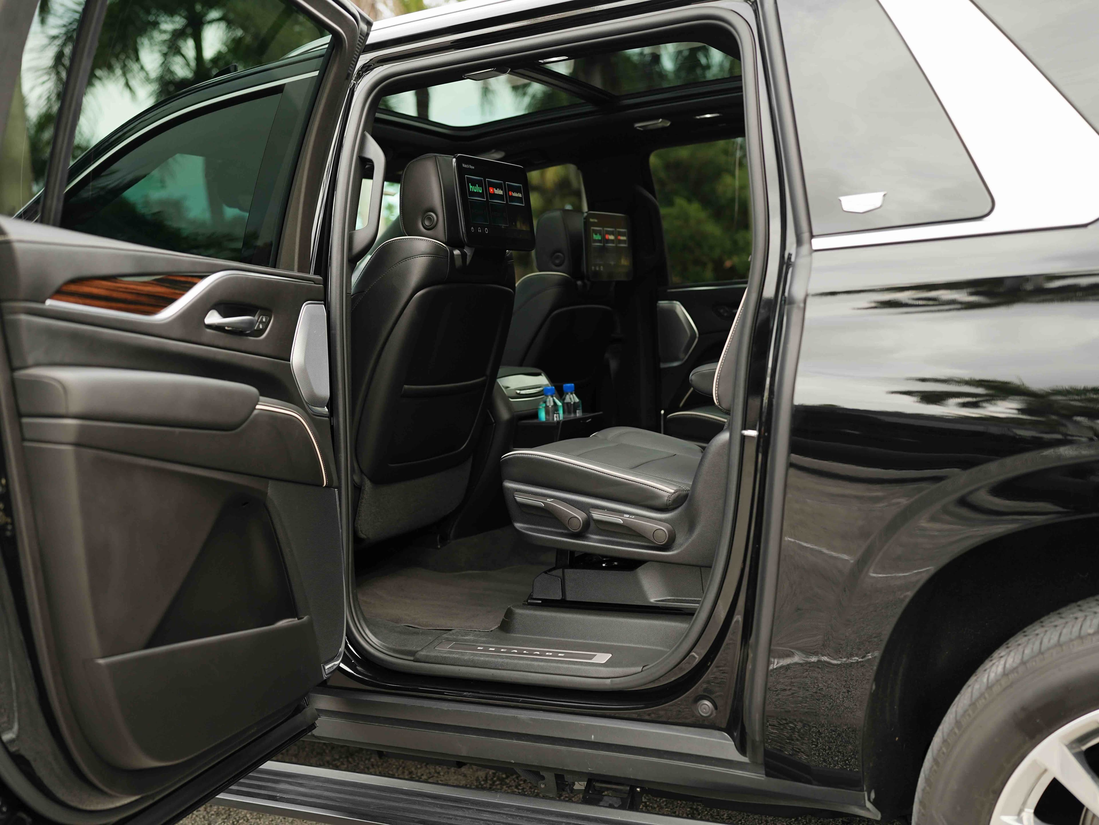 Cadillac Escalade ESV — side profile
